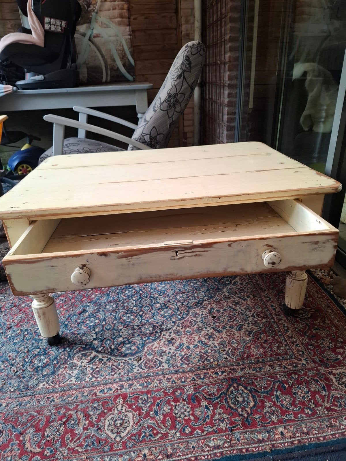GRATIS   Brocante White wash salontafel, op wielen., Ophalen of Verzenden, Gebruikt, Rechthoekig, 50 tot 100 cm