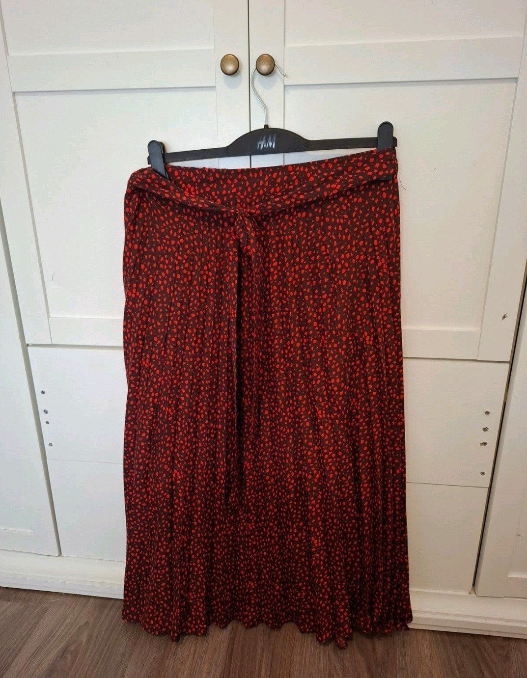 Freequent plissé wikkelrok zwart-rood print, maat L, Kleding | Dames, Freequent, Meerkleurig, Maat 42/44 (L), Ophalen of Verzenden