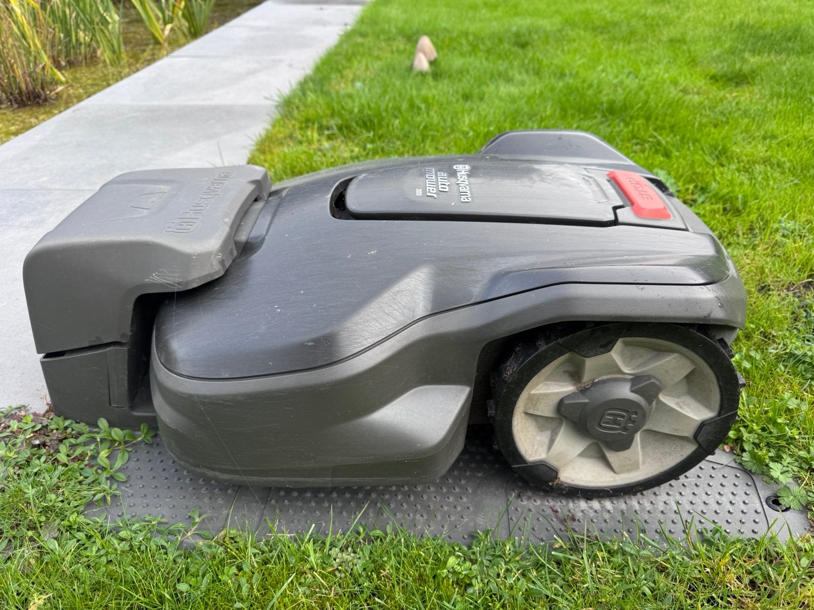 Husqvarna Automower 305 robotmaaier, met laadstation mrt 24, Tuin en Terras, Ophalen of Verzenden, Zo goed als nieuw