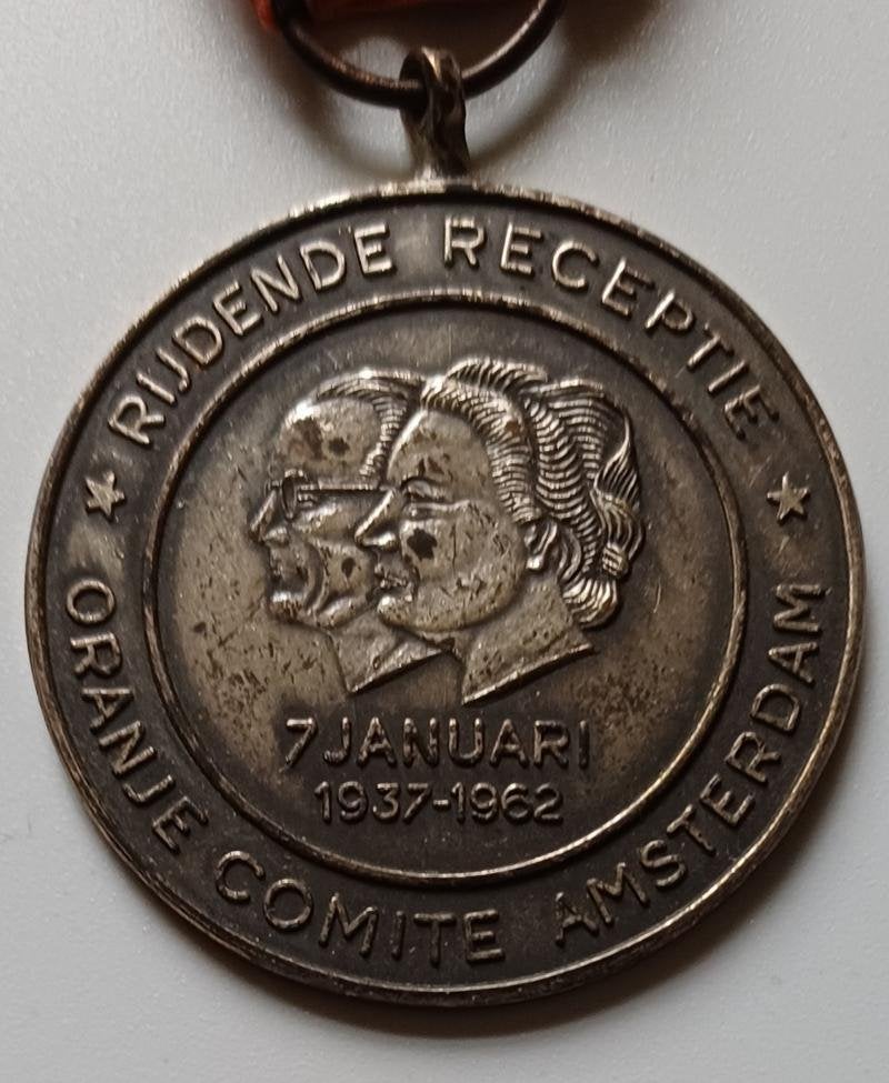 Medaille juliana en prins bernard, Verzamelen, Koninklijk Huis en Royalty, Ophalen of Verzenden, Gebruikt, Nederland, Kaart, Foto of Prent