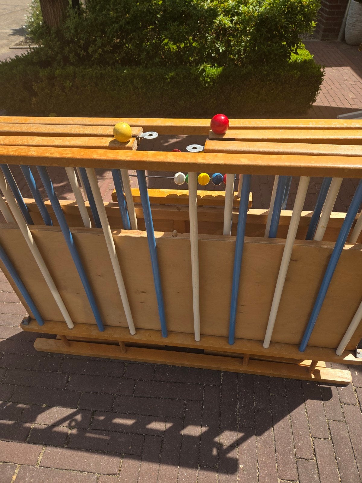 GRATIS ophalen! Box en houten speeltafel en stoelen, Ophalen, Gebruikt