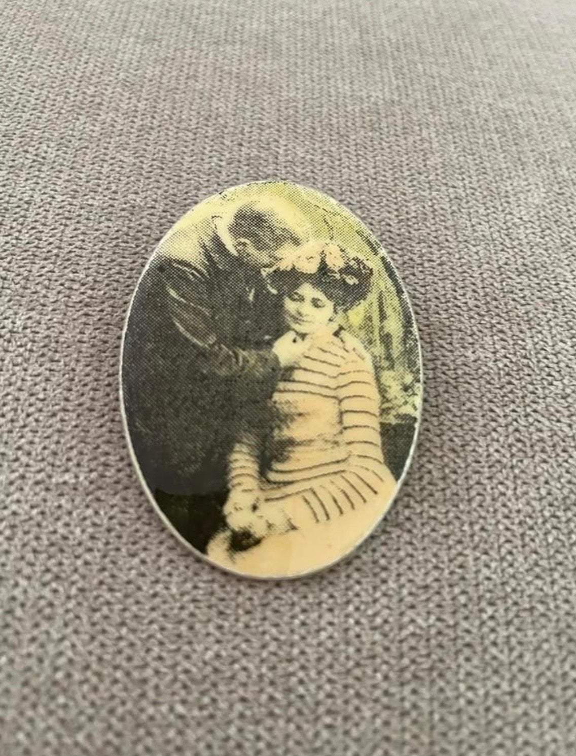 Broche foto van een romantisch stel, ovaal, Gebruikt, Foto, Ophalen of Verzenden, Voor 1940