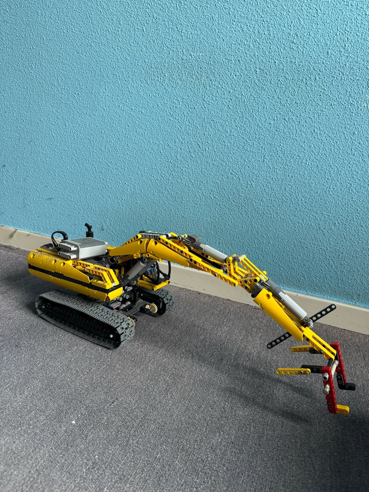 LEGO Technic 8043 Gemotoriseerde Rupsgraafmachine (2010), Ophalen of Verzenden, Gebruikt
