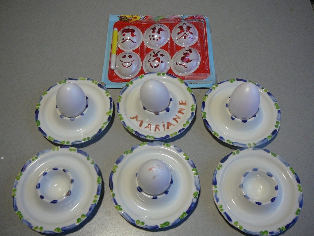 6 eierdopjes, 4 plastic eieren en schilderset, Diversen, Pasen, Ophalen of Verzenden, Gebruikt