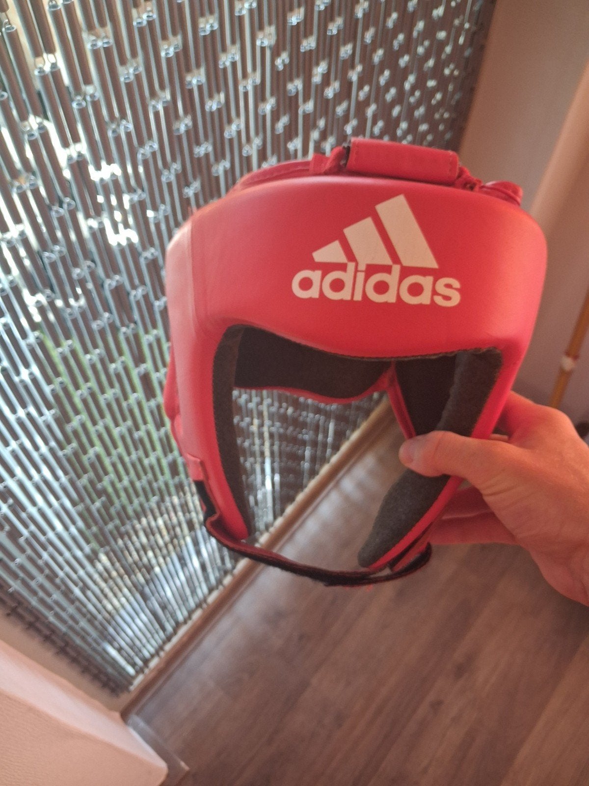 Adidas bokshelm, Ophalen, Overige