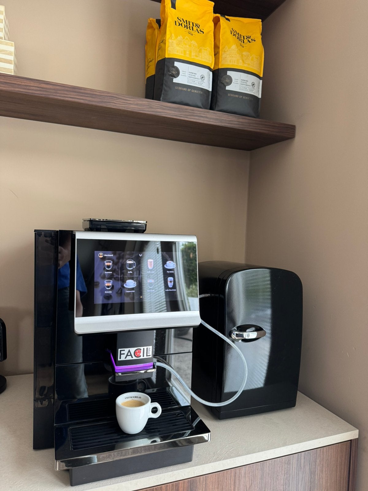 FACIL Enjoy Professionele Koffiemachine met Melkkoeler, Ophalen, 10 kopjes of meer, Koffiemachine, Koffiebonen