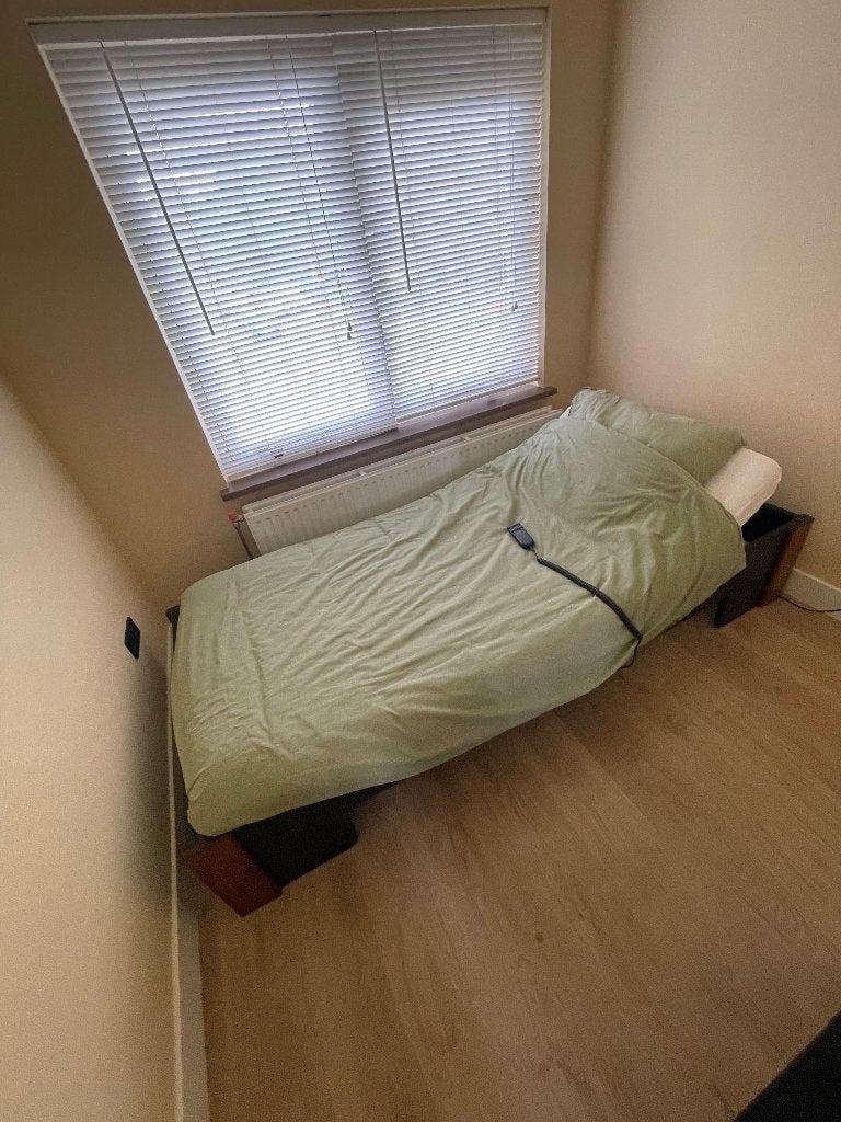 1-persoons bed met elektrische verstelbare lattenbodem, Huis en Inrichting, Ophalen, Eenpersoons, Bruin, Hout