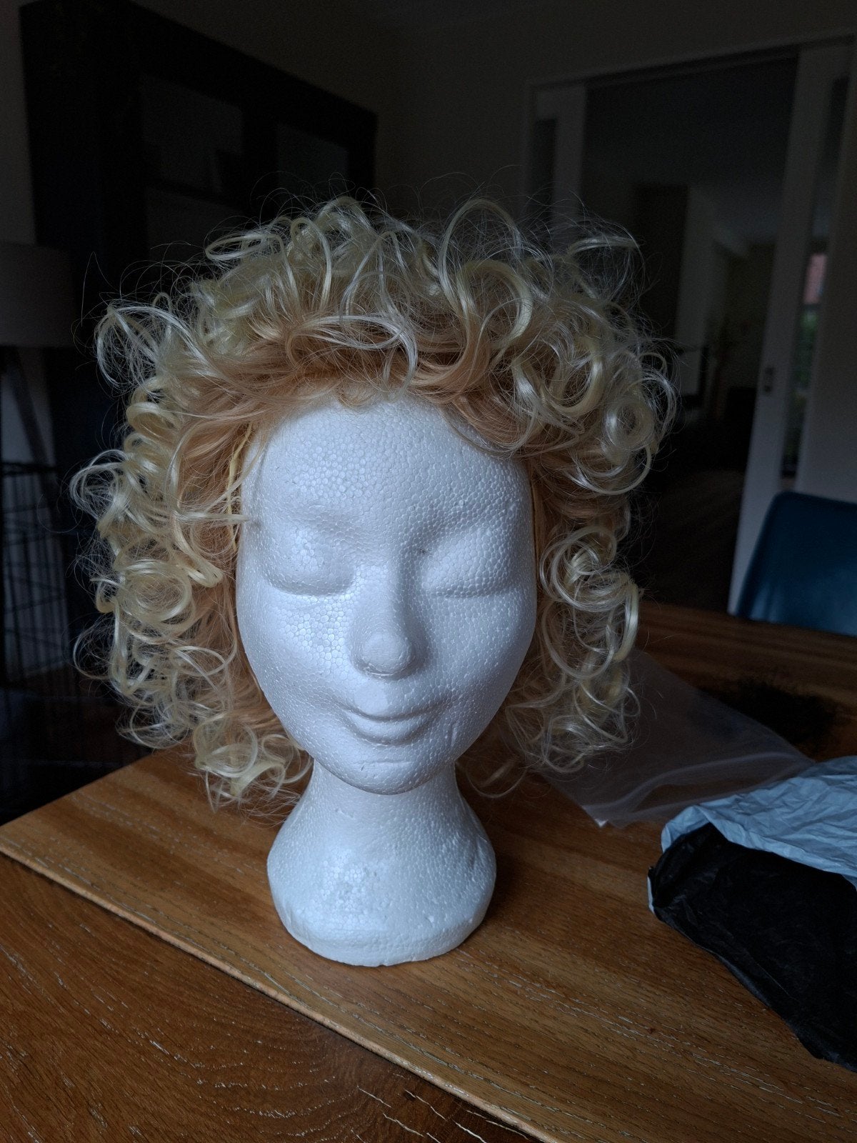 Blonde Krullende Pruik, Ophalen of Verzenden, Gebruikt, Overige typen