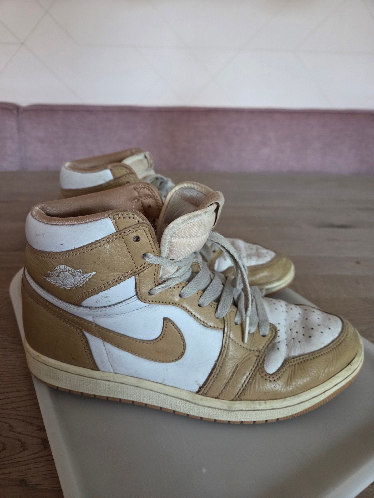 Nike Air Jordan 1 Mid - Maat 41 - Zo goed als nieuw, Kleding | Dames, Nike Air Jordan, Beige, Ophalen of Verzenden, Sneakers of Gympen