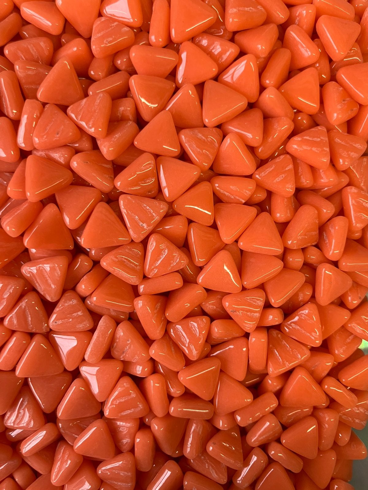 Mozaiek driehoekjes 10 mm div kleuren per 50 gram, Hobby en Vrije tijd, Overige Hobby en Vrije tijd, Ophalen of Verzenden, Nieuw