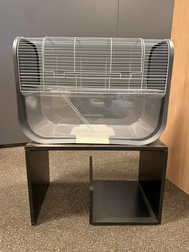 Hamster kooi + tafel, Dieren en Toebehoren, Knaagdieren en Konijnen | Hokken en Kooien, Kooi, Minder dan 75 cm, Zo goed als nieuw
