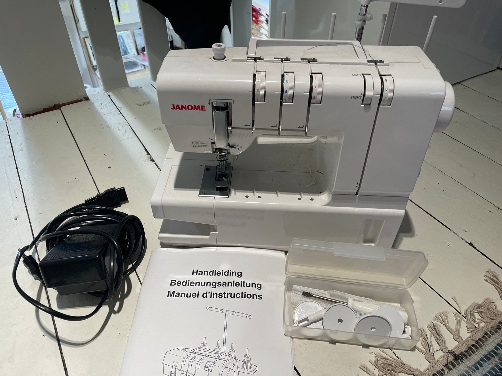 Janome cover pro 2000 cpx, Hobby en Vrije tijd, Naaimachines en Toebehoren, Ophalen, Zo goed als nieuw, Lockmachine