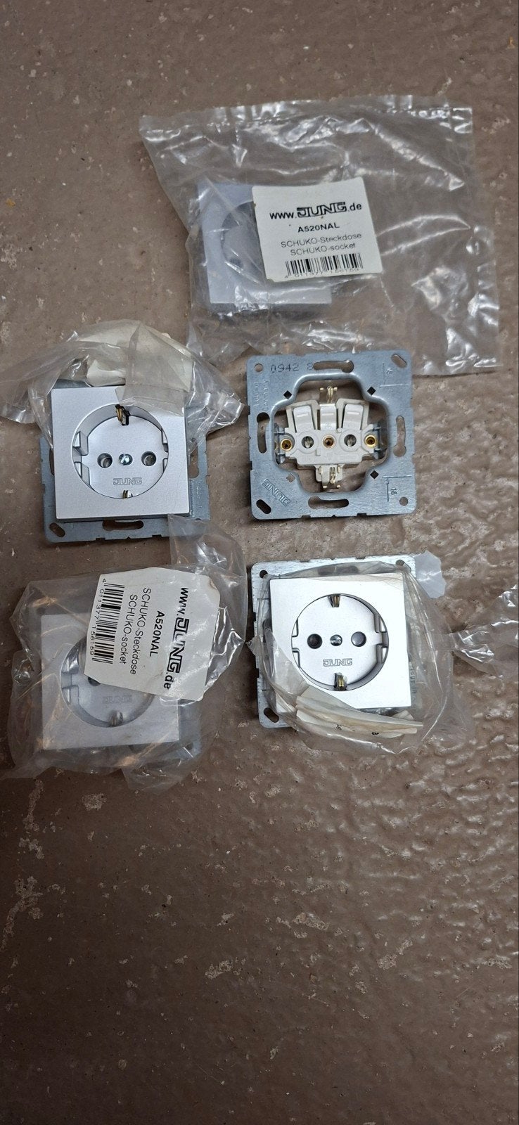 Jung schakelmateriaal serie A - Aluminium nieuw, Jung, Nieuw, Ophalen of Verzenden, Stopcontact