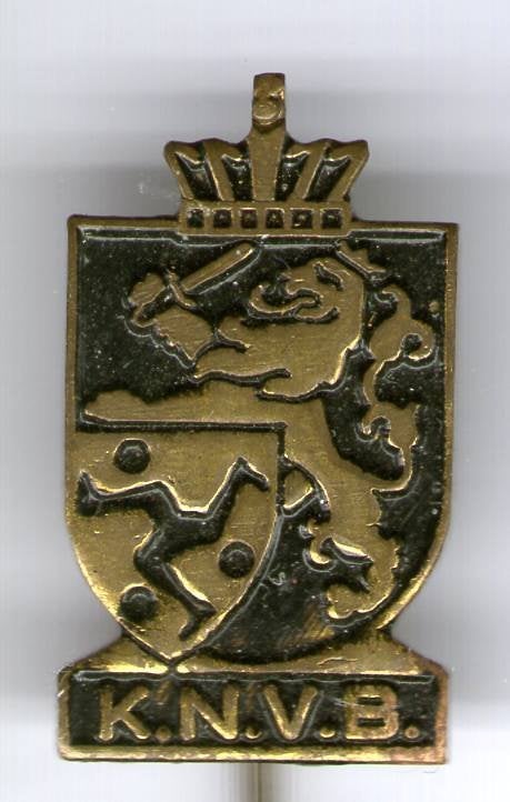 K.N.V.B. KBVB zwart op koper voetbalbond speldje ( Z_177a), Ophalen of Verzenden, Zo goed als nieuw, Sport, Speldje of Pin