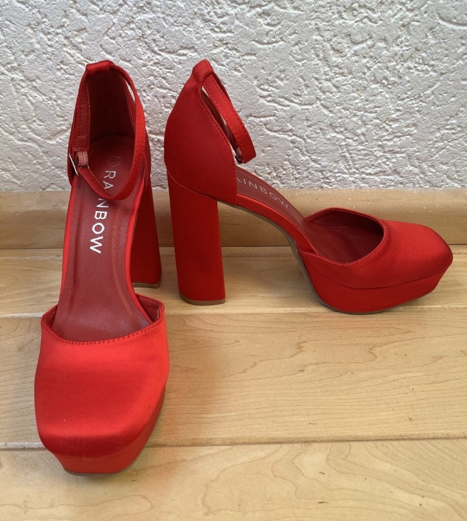 Rainbow hakken pumps maat 39 platform rood satijn enkelband, Rainbow, Pumps, Verzenden, Zo goed als nieuw