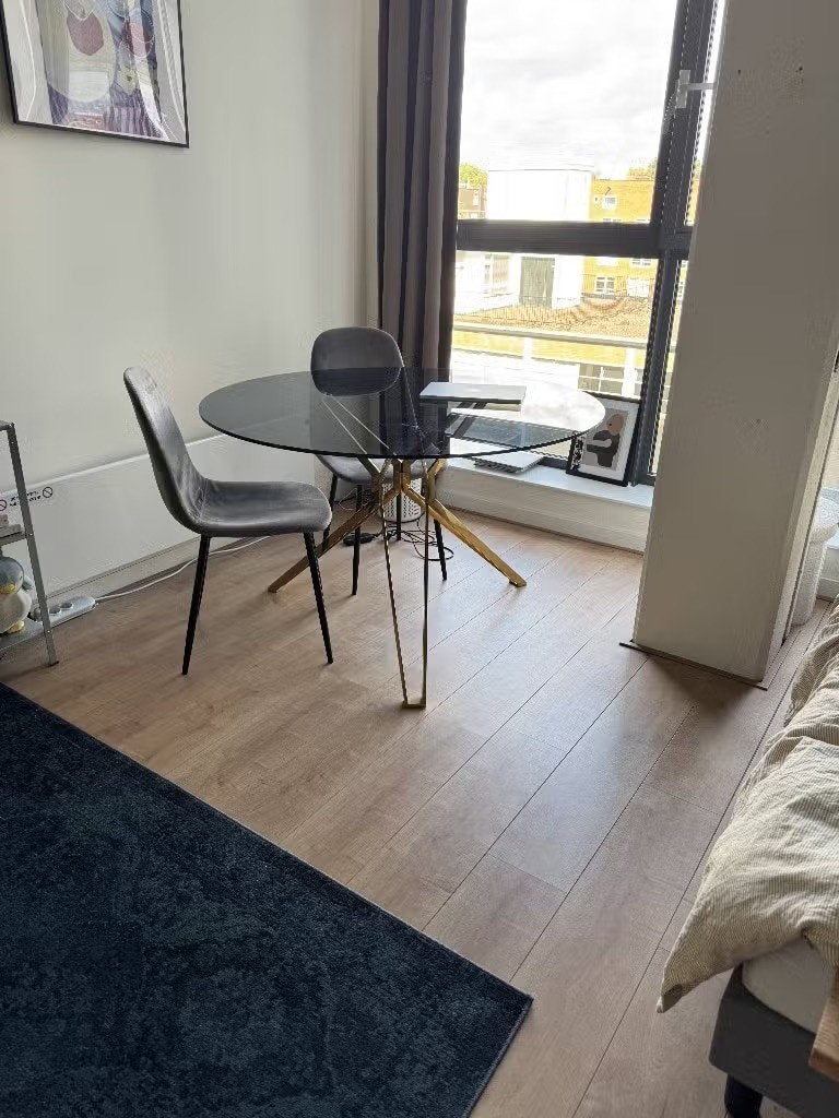 Polspotten glazen tafel, Ophalen, Rond, Vier personen, 100 tot 150 cm