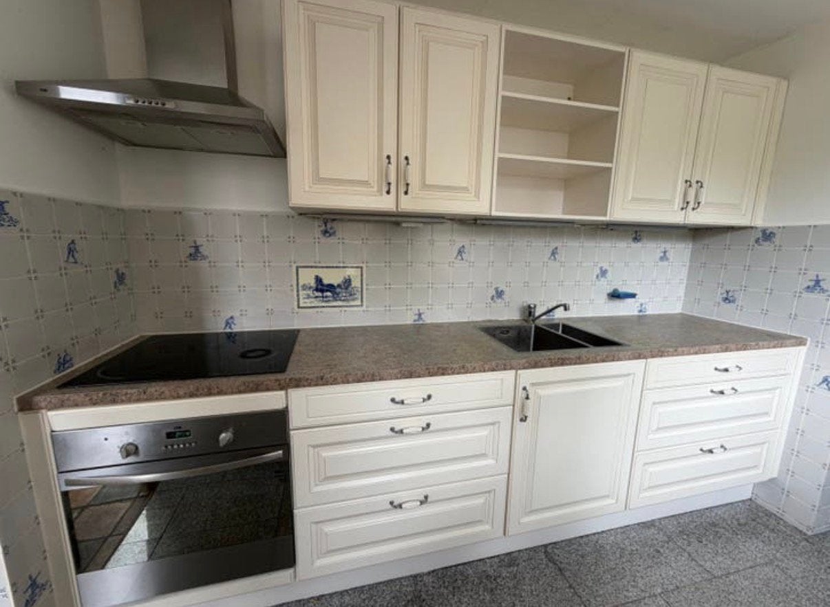 Crèmekleurige keuken te koop van 8 jaar oud, Ophalen, Zo goed als nieuw