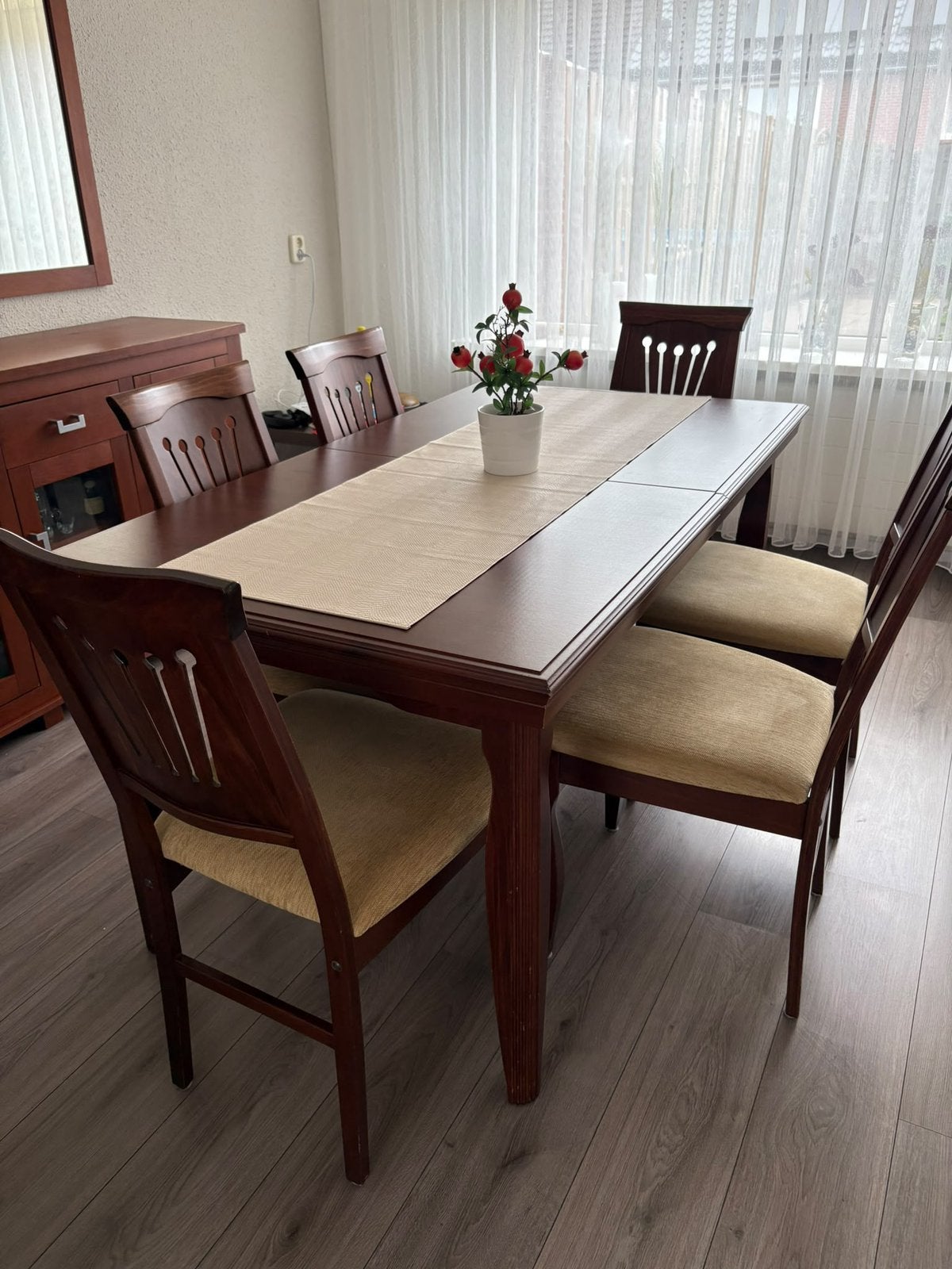 Foto 3 van Tv meubel, eettafel met stoelen, dressoir met spiegel
