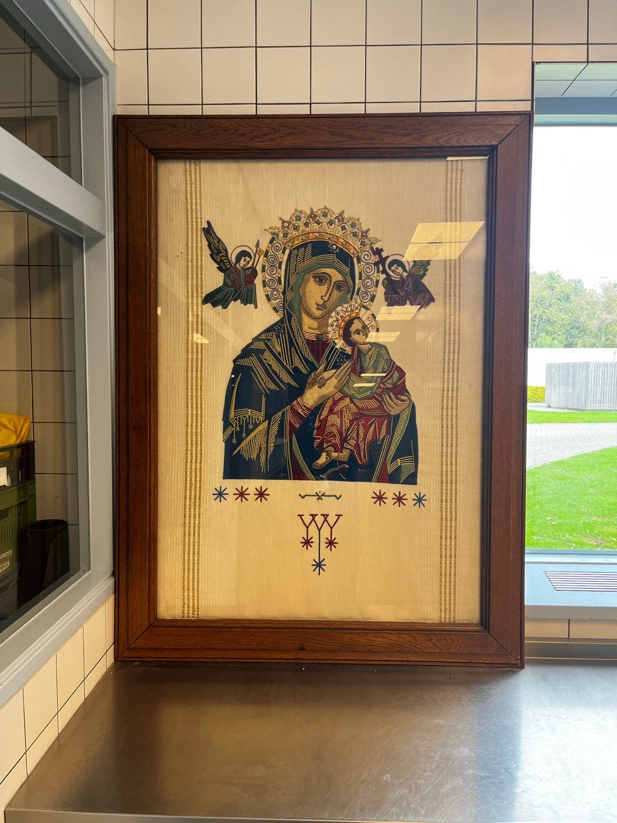 Oude religieuze icoon: Maria met Kind, ingelijst, Ophalen