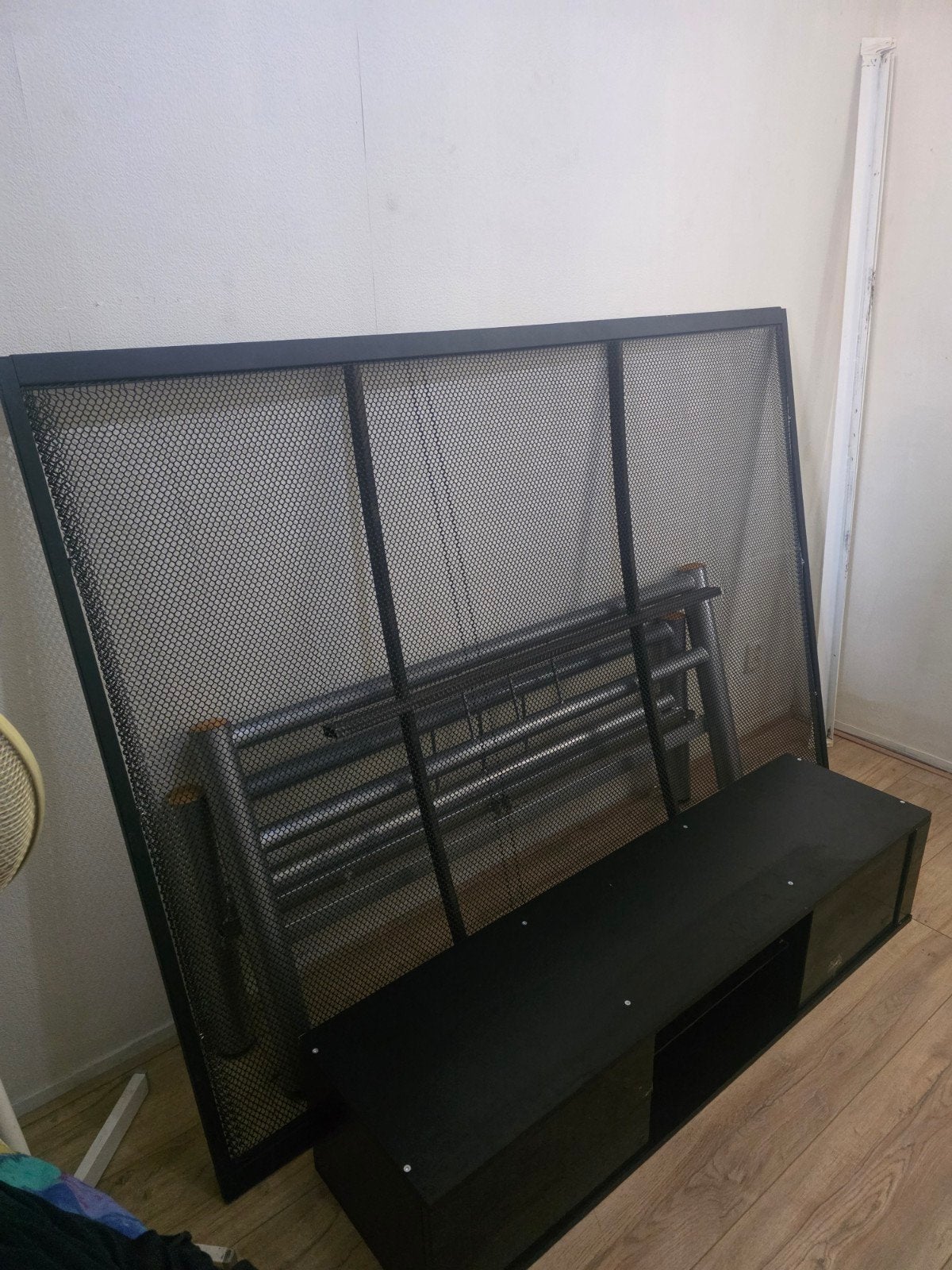 Zwart metalen bed en tv-meubel, Huis en Inrichting, Kasten | Televisiemeubels, Gebruikt, 100 tot 150 cm, Modern, 150 tot 200 cm