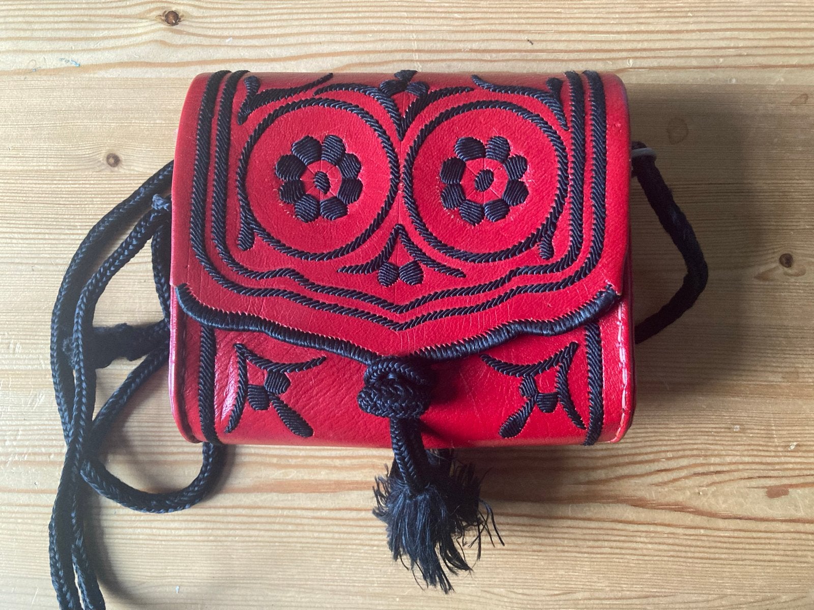 Vintage Spaans schoudertasje met zwart borduursel, Ophalen of Verzenden, Gebruikt, Rood, Schoudertasje