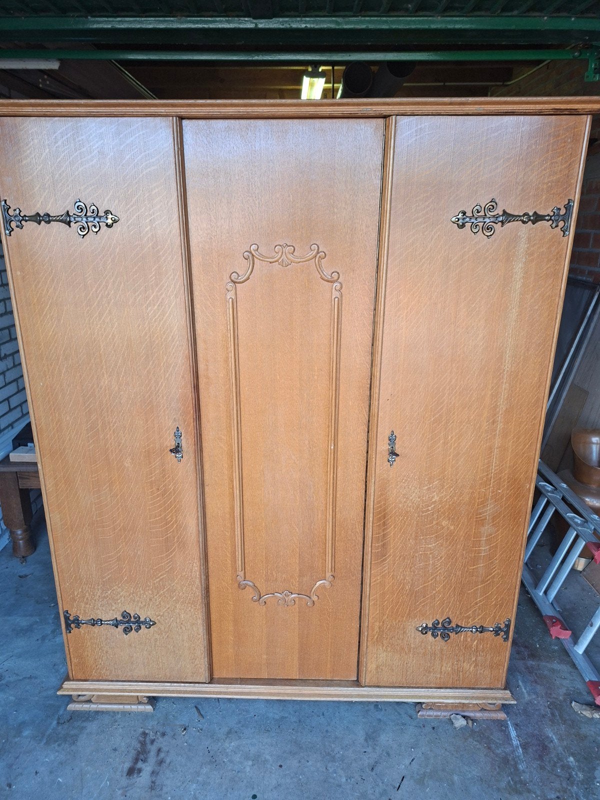 Vintage Eiken Kledingkast met Sierbeslag, Antiek en Kunst, Ophalen of Verzenden