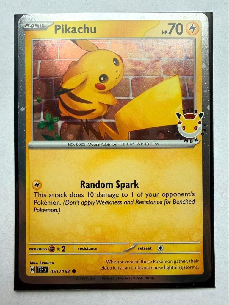 Pikachu Pokémon Day 2026 promo 051/162 + swirl, Hobby en Vrije tijd, Verzamelkaartspellen | Pokémon, Ophalen of Verzenden, Nieuw