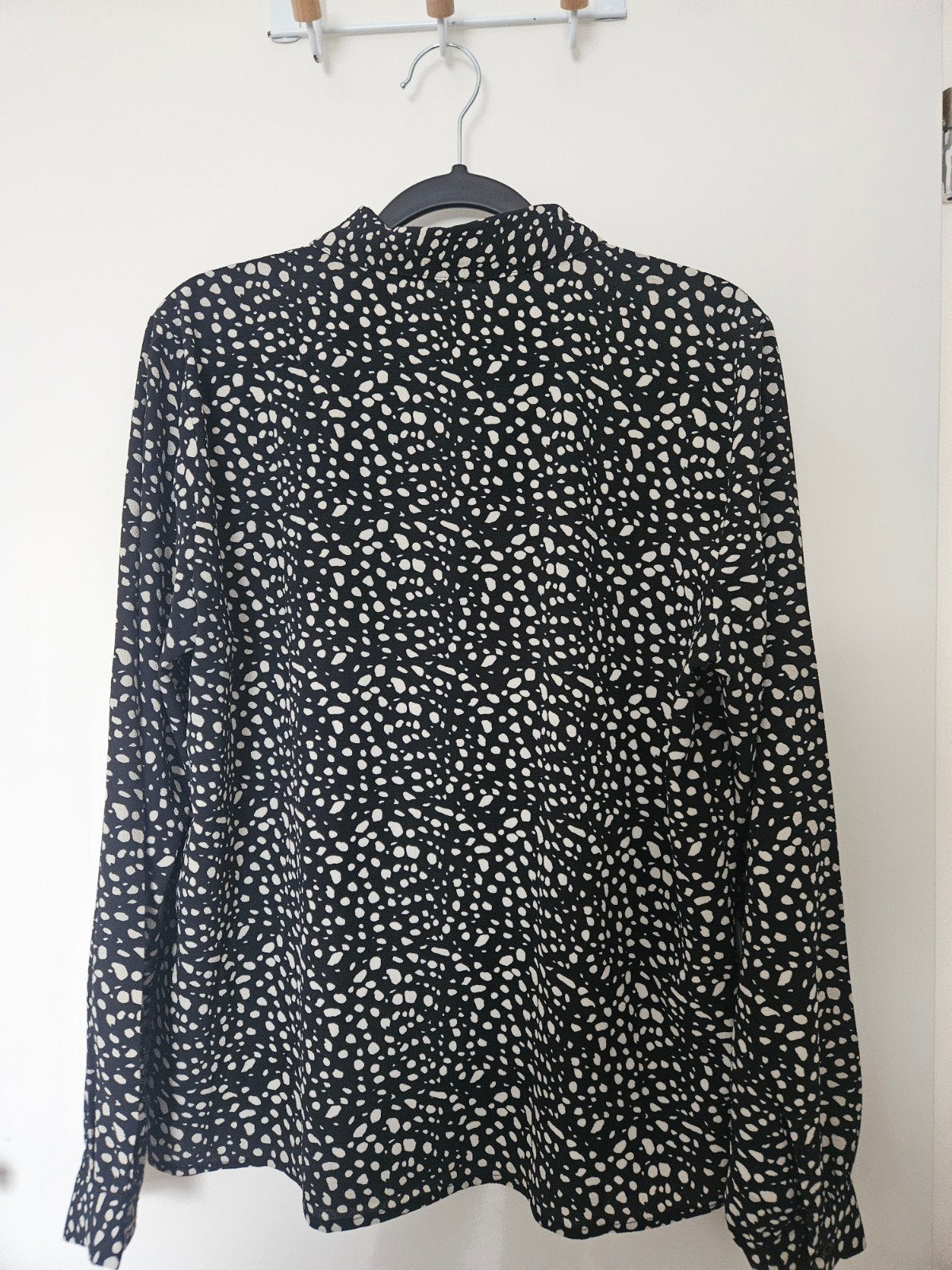 Zwarte blouse met witte stippen, Kleding | Dames, Maat 38/40 (M), Zwart, Ophalen of Verzenden, Zo goed als nieuw