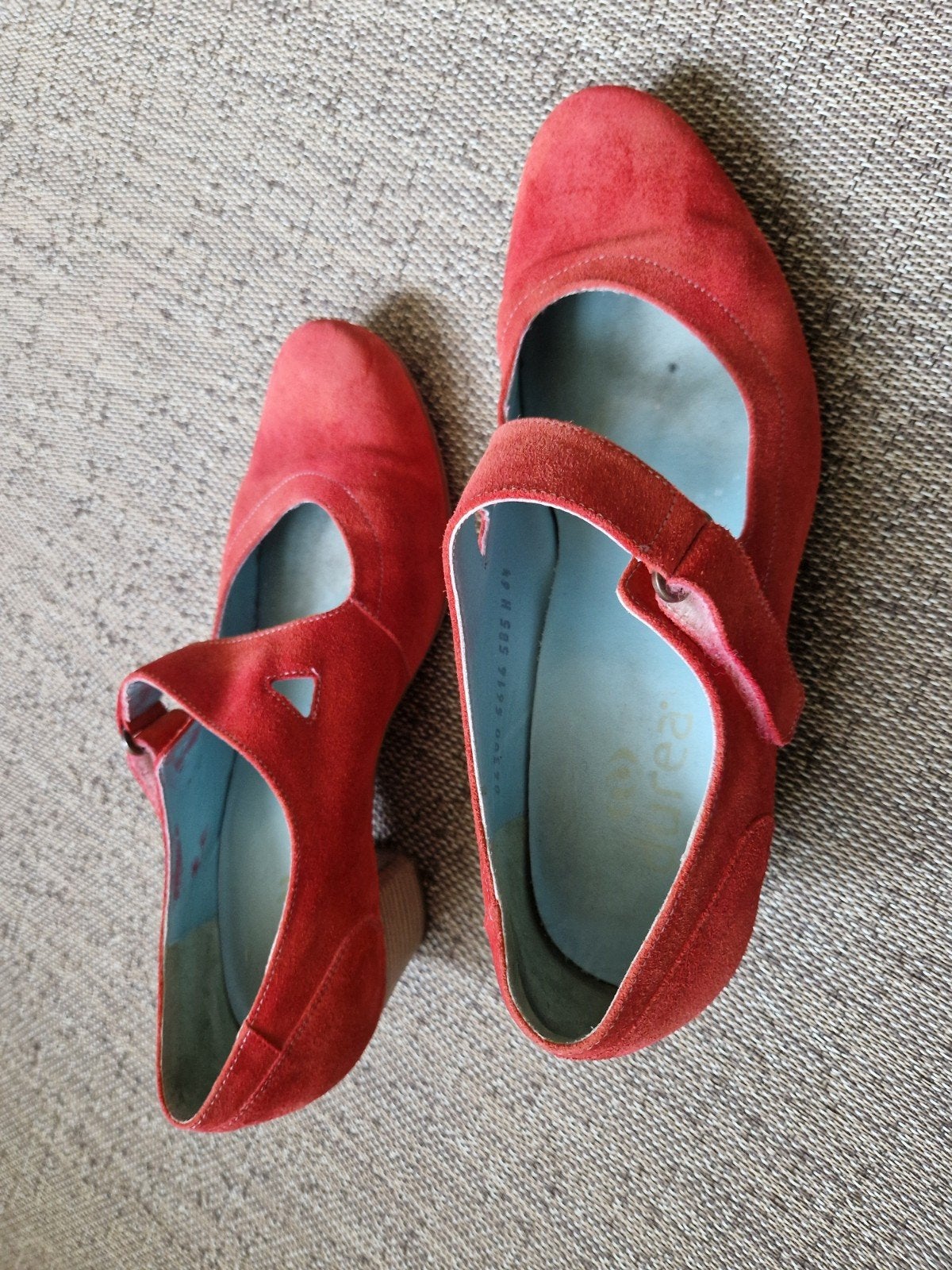 Rode suède schoenen met bandje van Durea - Maat 40 (6,5H), Schoenen met lage hakken, Ophalen of Verzenden, Gedragen, Aurea