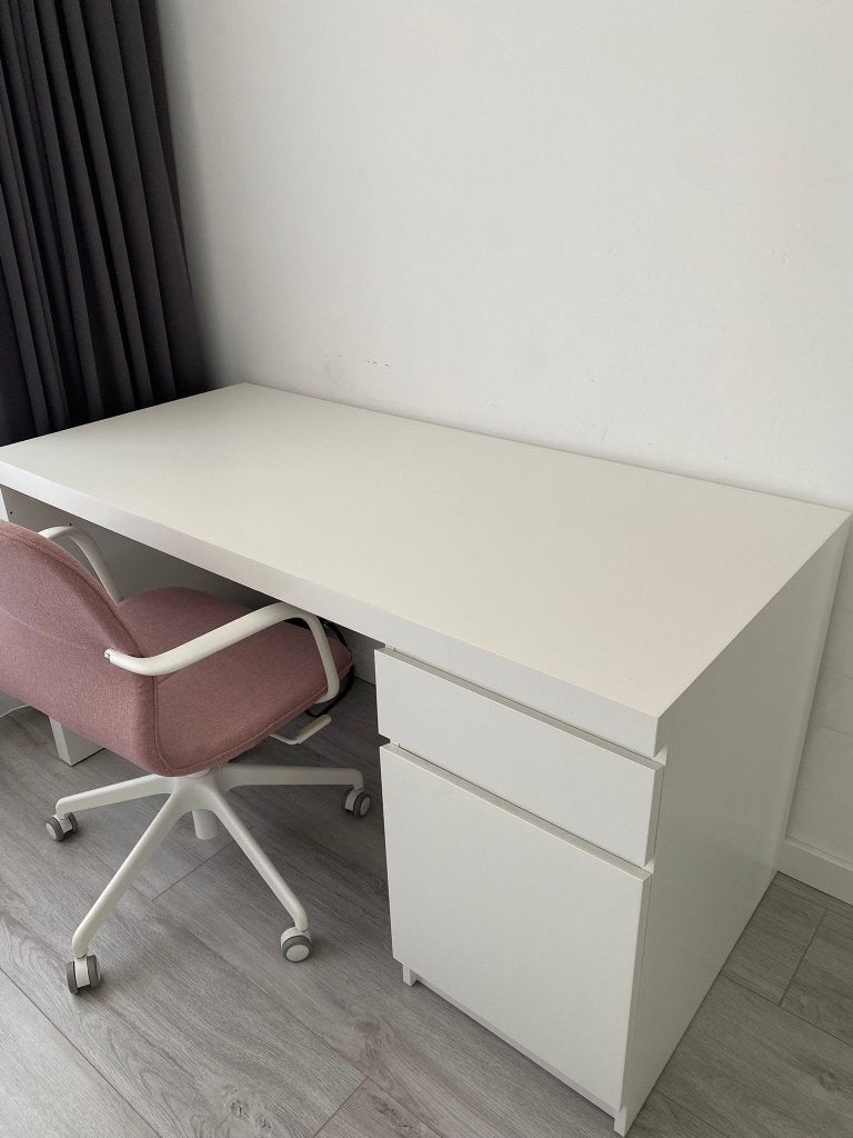 Wit bureau en oudroze bureaustoel - IKEA, Huis en Inrichting, Bureaus, Zo goed als nieuw, IKEA, 140 cm, Ophalen