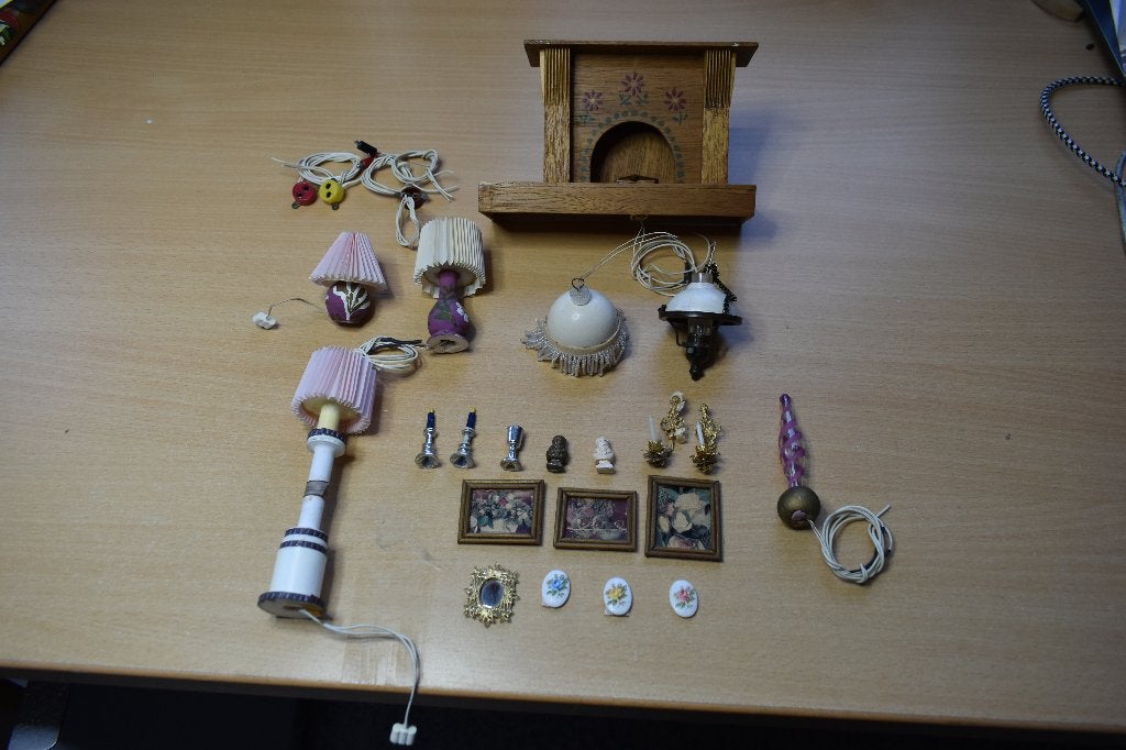 Vele antieke accessoires voor een poppenhuis, Ophalen of Verzenden, Gebruikt, Poppenhuis