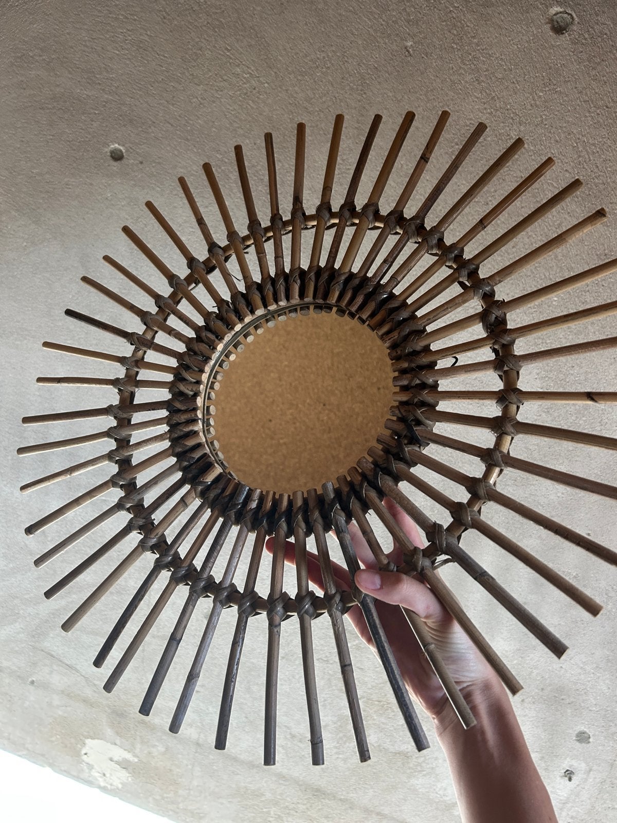 Spiegel met bamboe frame - 56 cm breed, Gebruikt, Rond, Ophalen of Verzenden, Minder dan 100 cm