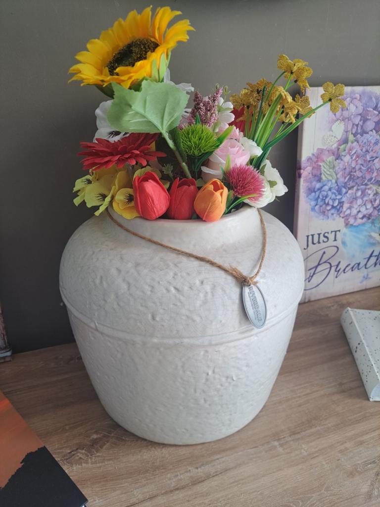 Grote Riverdale vaas met kunstbloemen, Huis en Inrichting, Woonaccessoires | Vazen, Zo goed als nieuw, Wit, 50 tot 75 cm, Aardewerk of Porselein