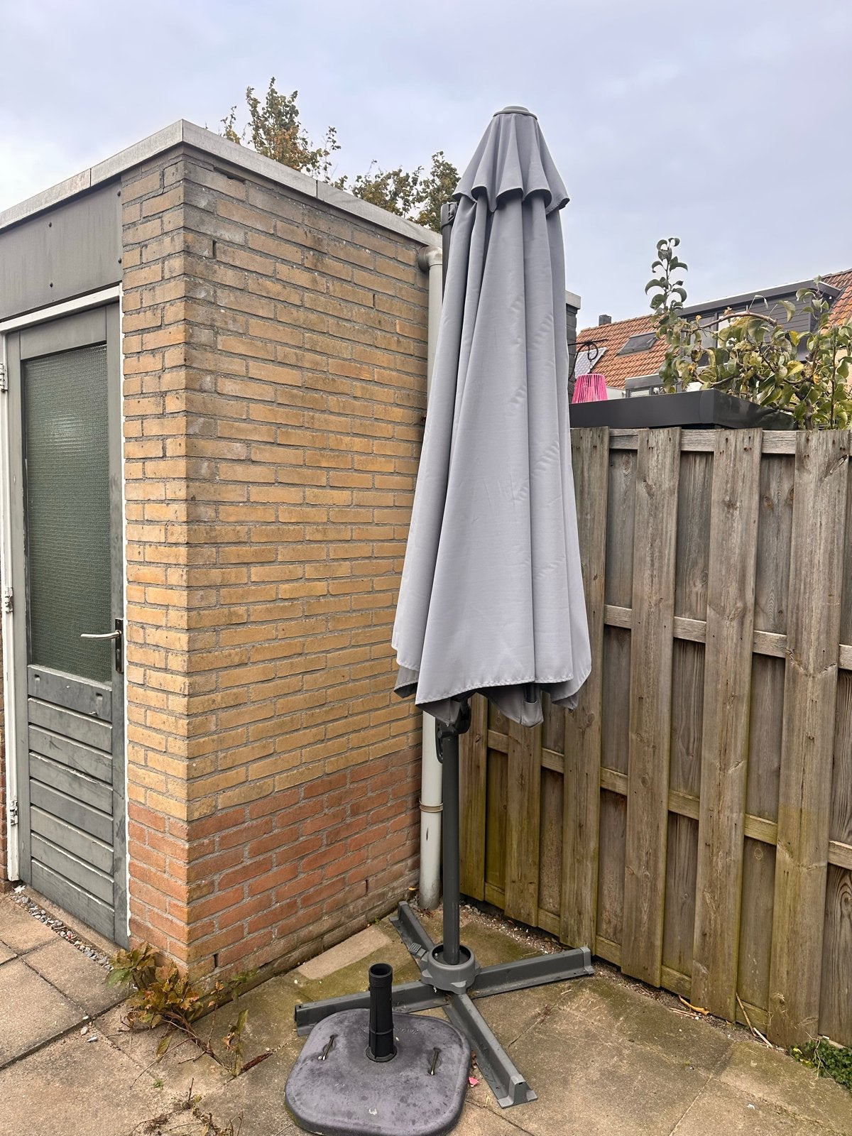 Gratis af te halen! Grijze zweefparasol met voet, Ophalen, Gebruikt, 2 tot 3 meter, Zweefparasol