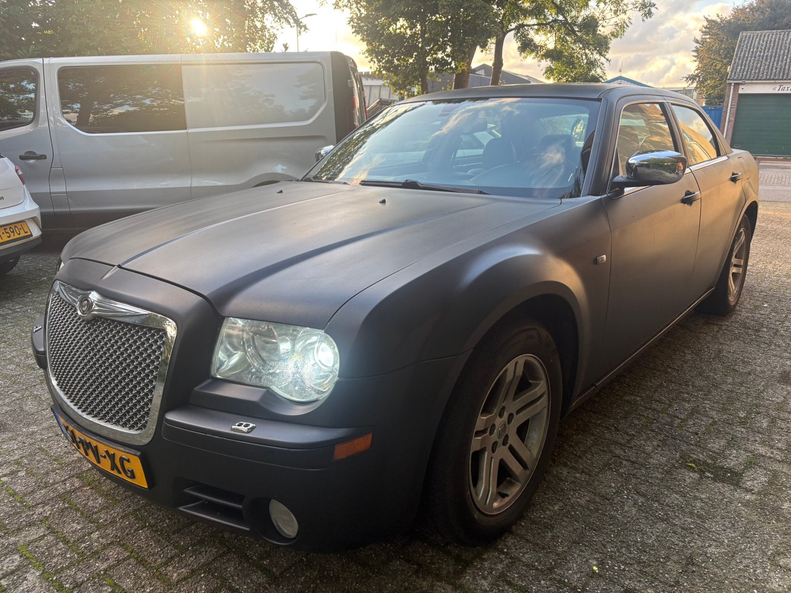 Chrysler 300c 3.5 benzine matzwart, Auto's, Automaat, Achterwielaandrijving, Beige, Zwart