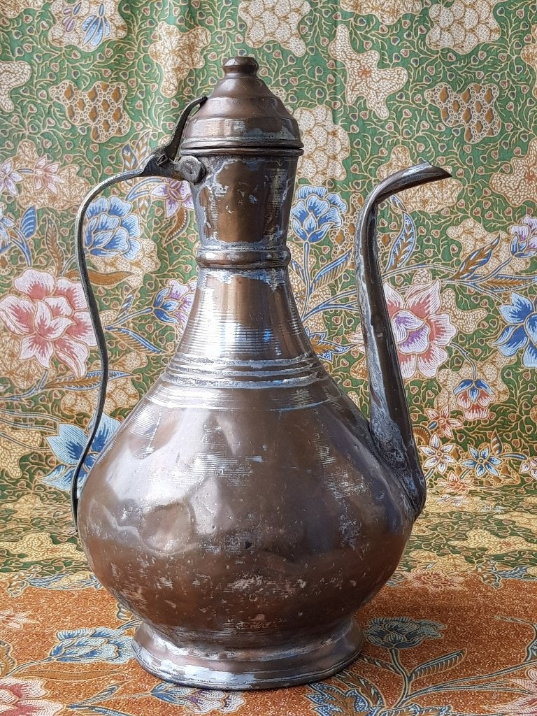 Mooie antieke Arabische koffiekan van bewerkt koper 30,5 cm., Ophalen of Verzenden, Koper