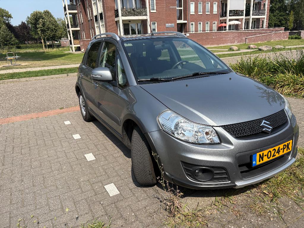 Suzuki SX4 1.6 Exclusive AUTOMAAT Trekhaak Navigatie, 4 cilinders, 49 €/maand, 1200 kg, Grijs