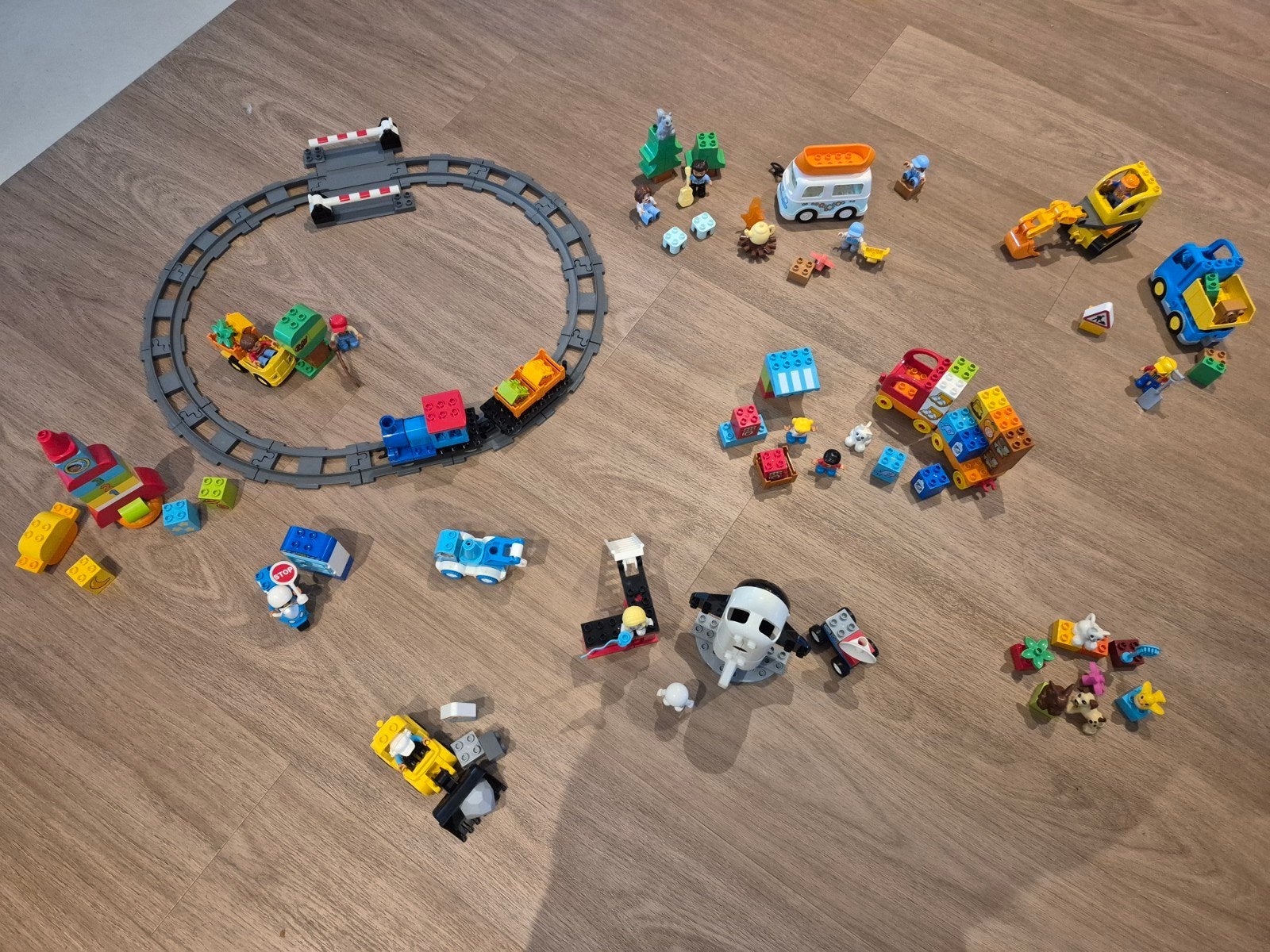 Duplo 10 sets (oa. camper, trein, vrachtwagen en opbergdoos., Kinderen en Baby's, Speelgoed | Duplo en Lego, Ophalen of Verzenden