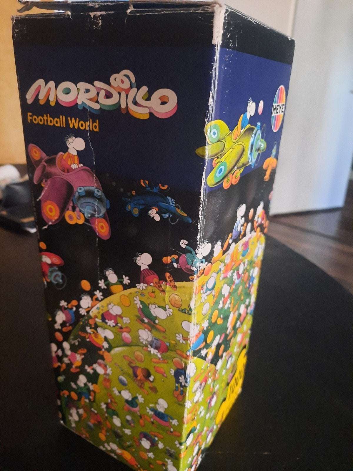 Heye puzzel Mordillo Football world 1000st no.  26006, Ophalen of Verzenden, 500 t/m 1500 stukjes, Gebruikt
