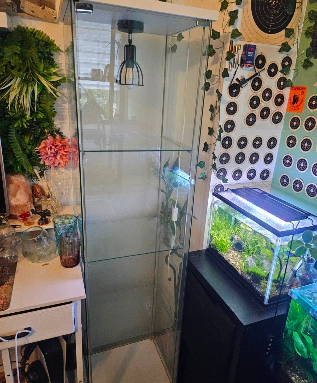 IKEA DETOLF Vitrinekast met zelf geinstalleerde RGB LED-verl, Glas, 150 tot 200 cm, 25 tot 50 cm, Gebruikt