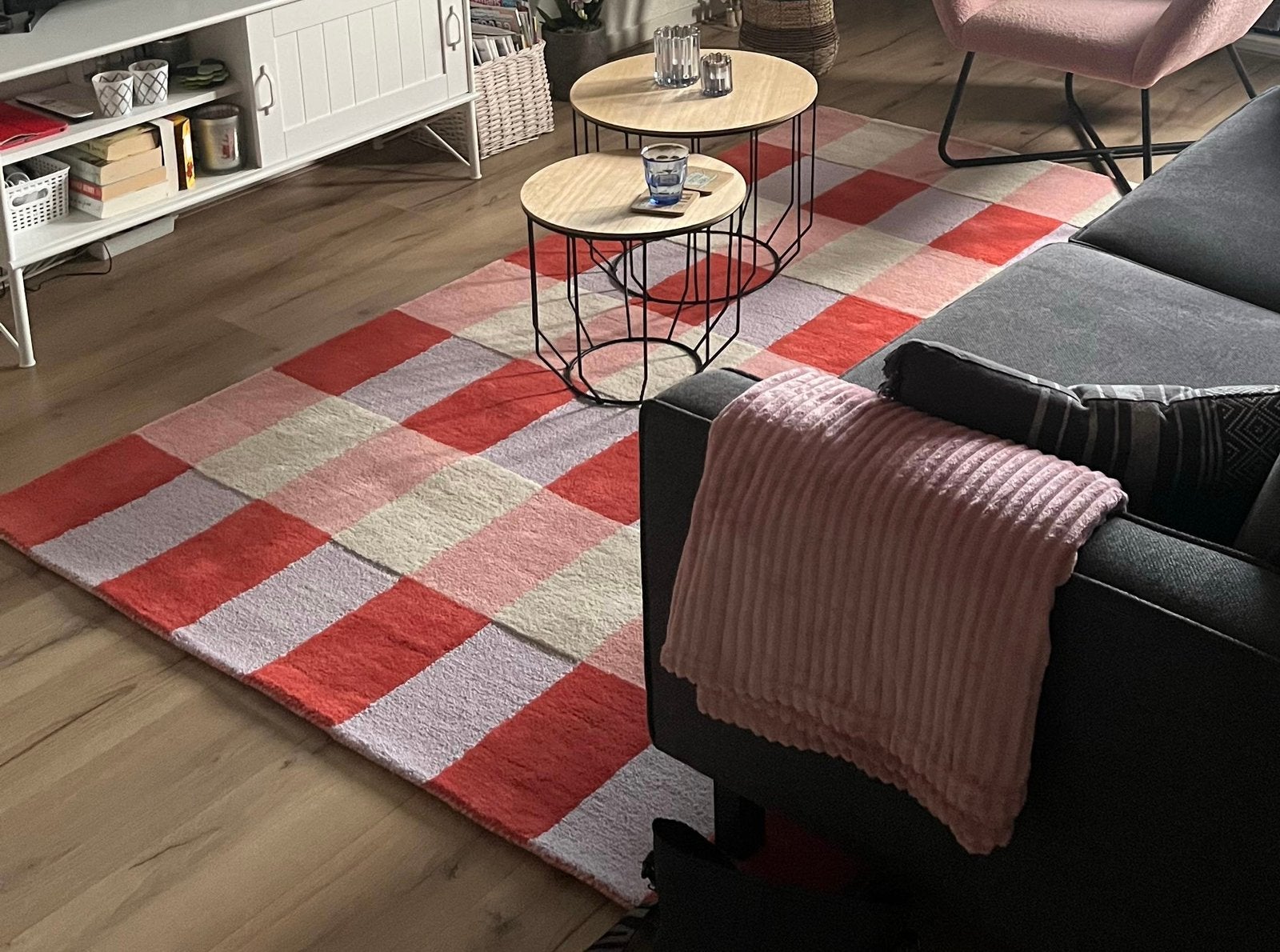 Meiden vloerkleed met roze, rood, lia en wit, Huis en Inrichting, Stoffering | Tapijten en Kleden, Ophalen, 150 tot 200 cm, 200 cm of meer