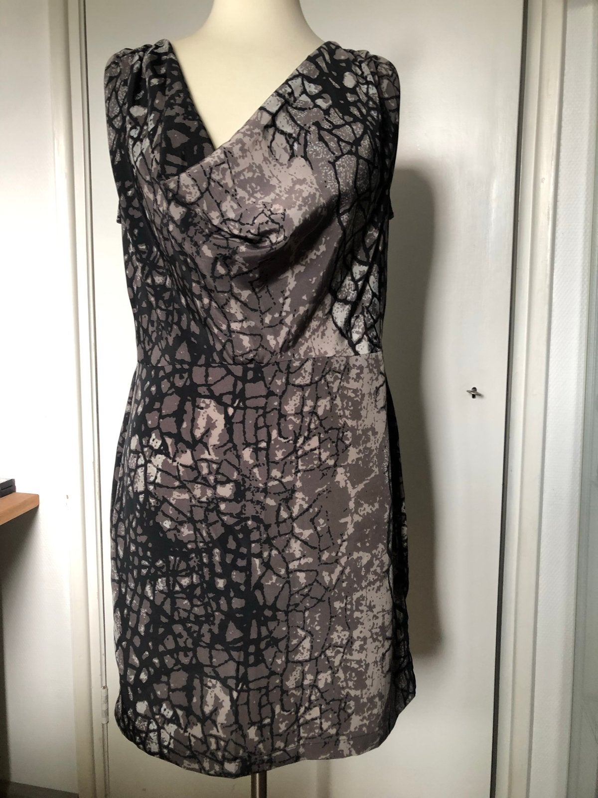 MBYM jurk met print en watervalhals - Maat S, Meerkleurig, Ophalen of Verzenden, Zo goed als nieuw, Knielengte