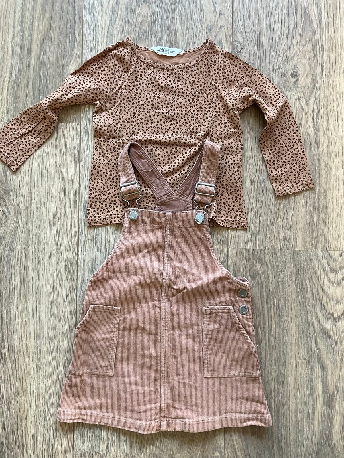 H&M Ribfluweel Overgooier met Longsleeve Maat 98, Ophalen of Verzenden, Zo goed als nieuw, Meisje, Setje