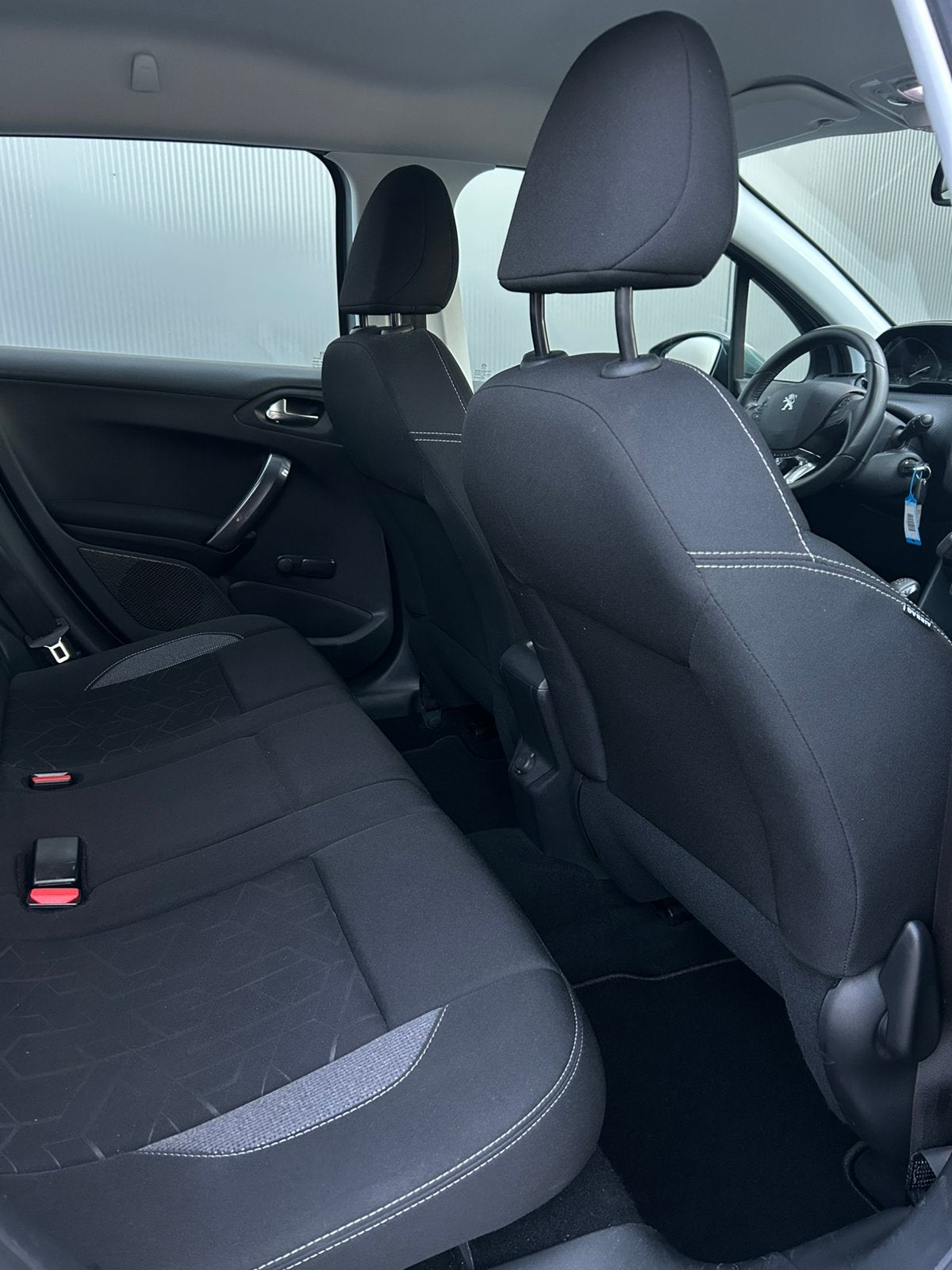 Foto 13 van Peugeot 2008 1.2 turbo 2018 Grijs pdc