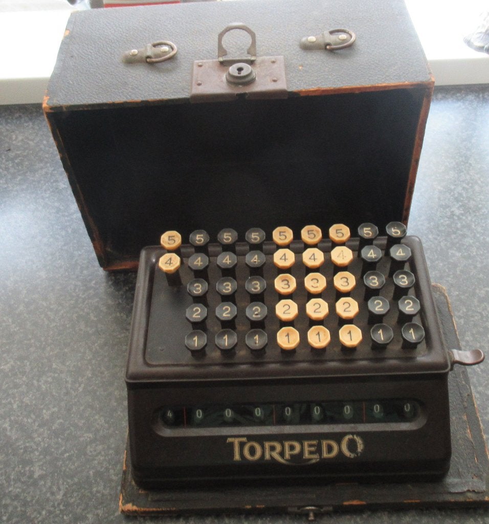 TORPEDO SCHNELL ADDIERMACHINE-REKENMACHINE + KOFFER-CA1930, Ophalen of Verzenden