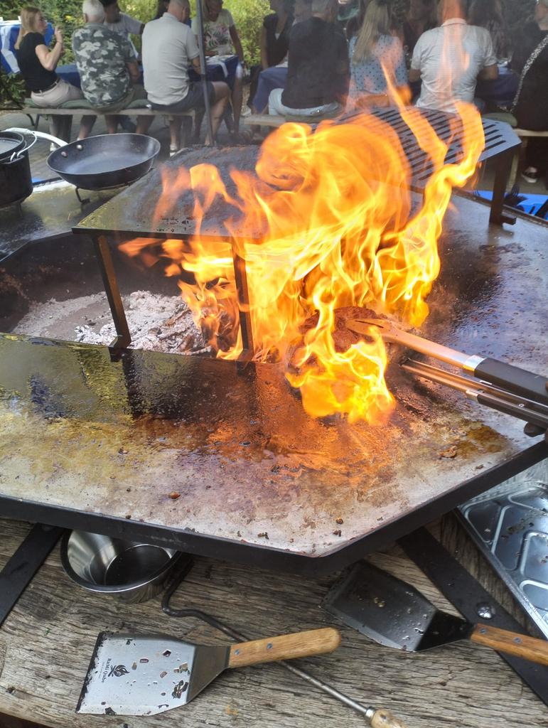 BBQ Aanhanger te Huur – bbq - barbecue, Ophalen, Zo goed als nieuw
