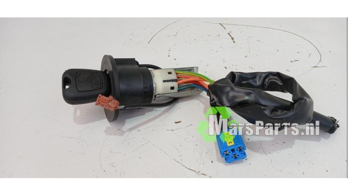 Kontaktslot + Sleutel van een Peugeot 206 PLUS