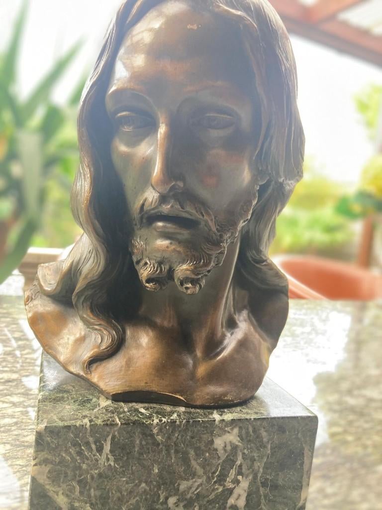jezus beeld borstbeeld buste terracotta op marmeren sokkel, Antiek en Kunst, Antiek | Religie, Ophalen