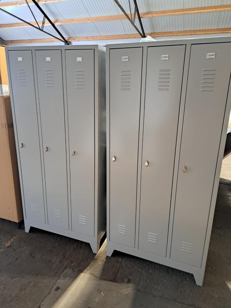 Laatste nieuwe 3-deurs metalen lockerkast met pootjes, Ophalen, Metalen lockerkasten, Nieuw, 50 tot 100 cm