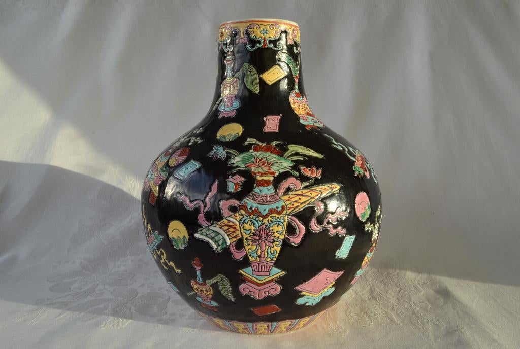 Zwarte Chinese vaas met Bogu decor, porselein 29cm – China, Ophalen of Verzenden